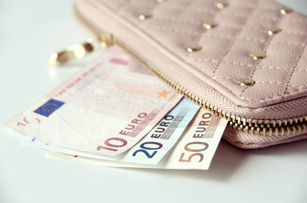 pink wallet euros