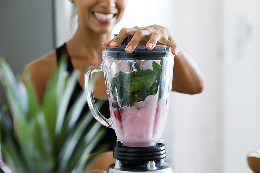 woman making smoothie for intermittent fasting